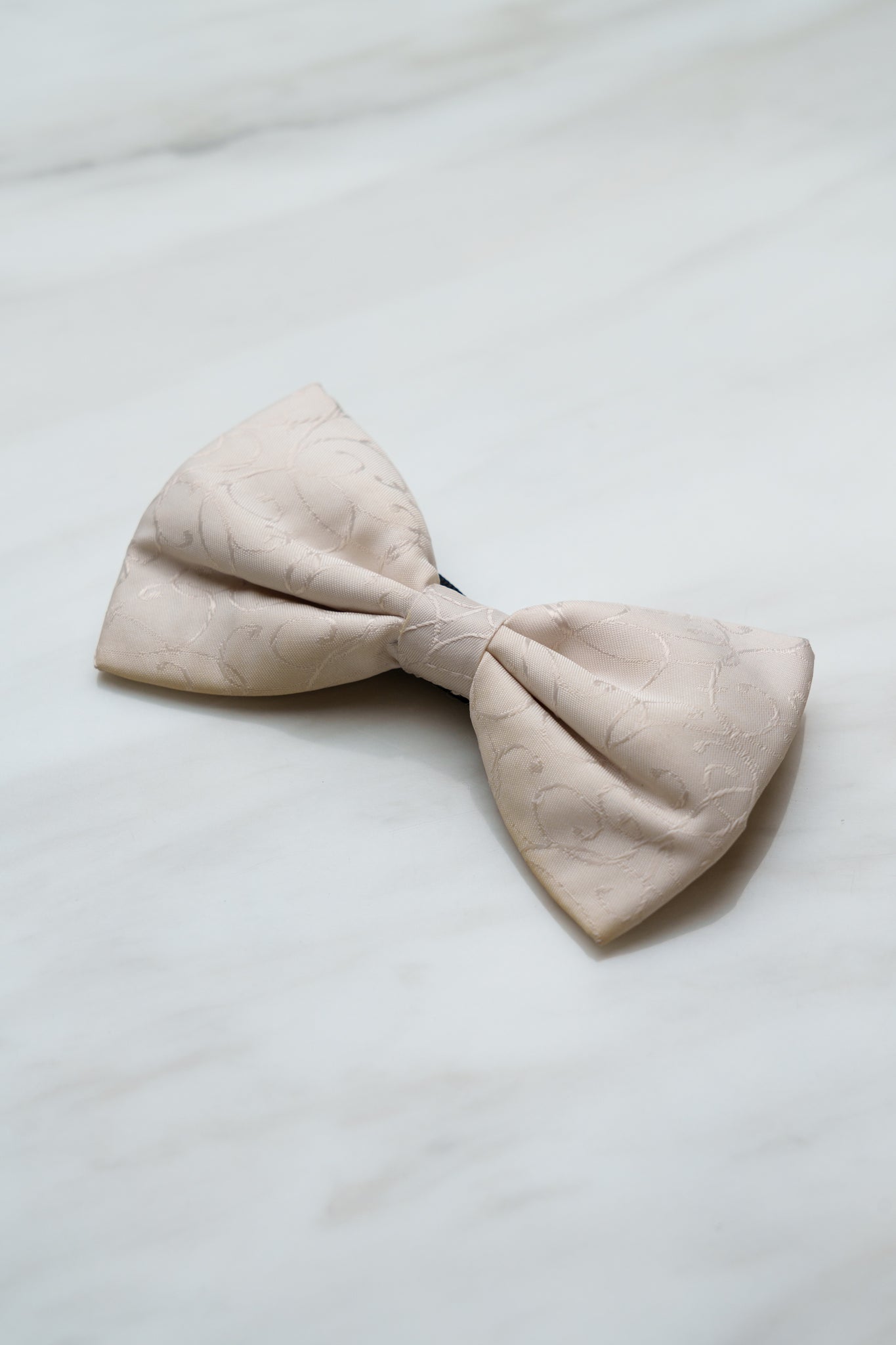 B134WT White Floral Bow Tie