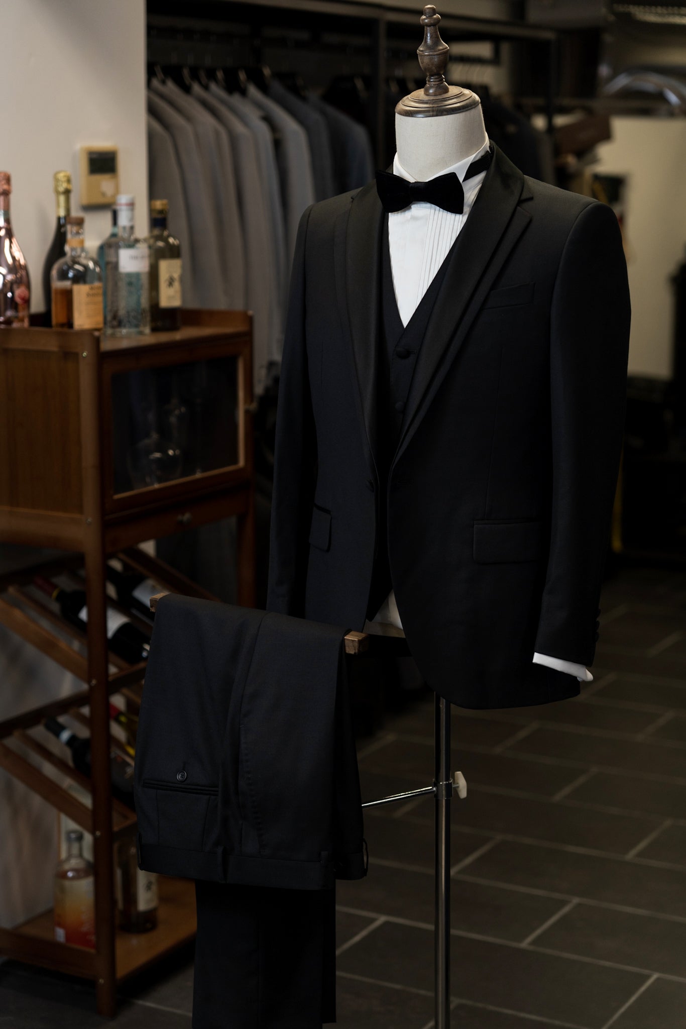 Black Tuxedo With Satin Shawl / Notch Lapels Suits