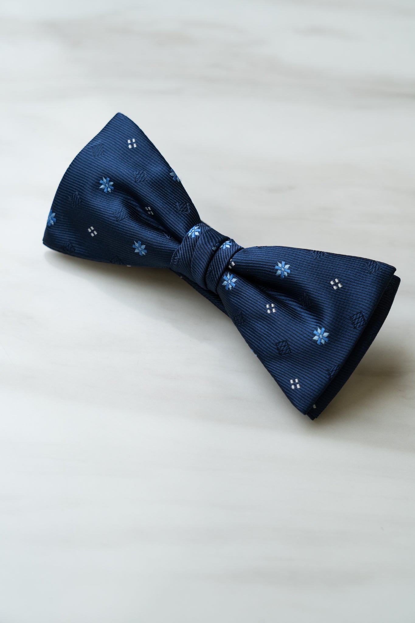 B014BU Navy Floral Bow Tie