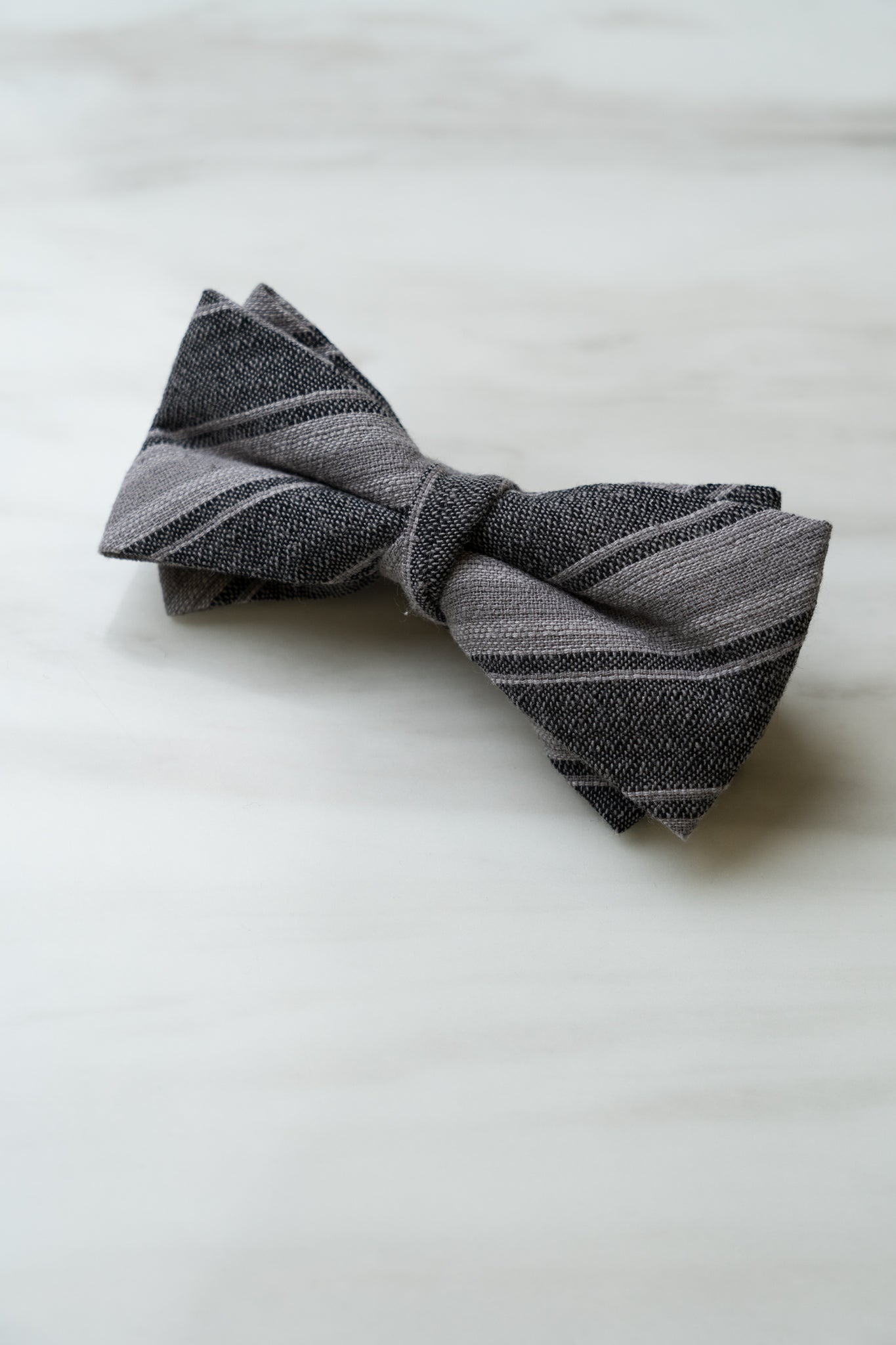 B042GY Grey Stripe Bow Tie