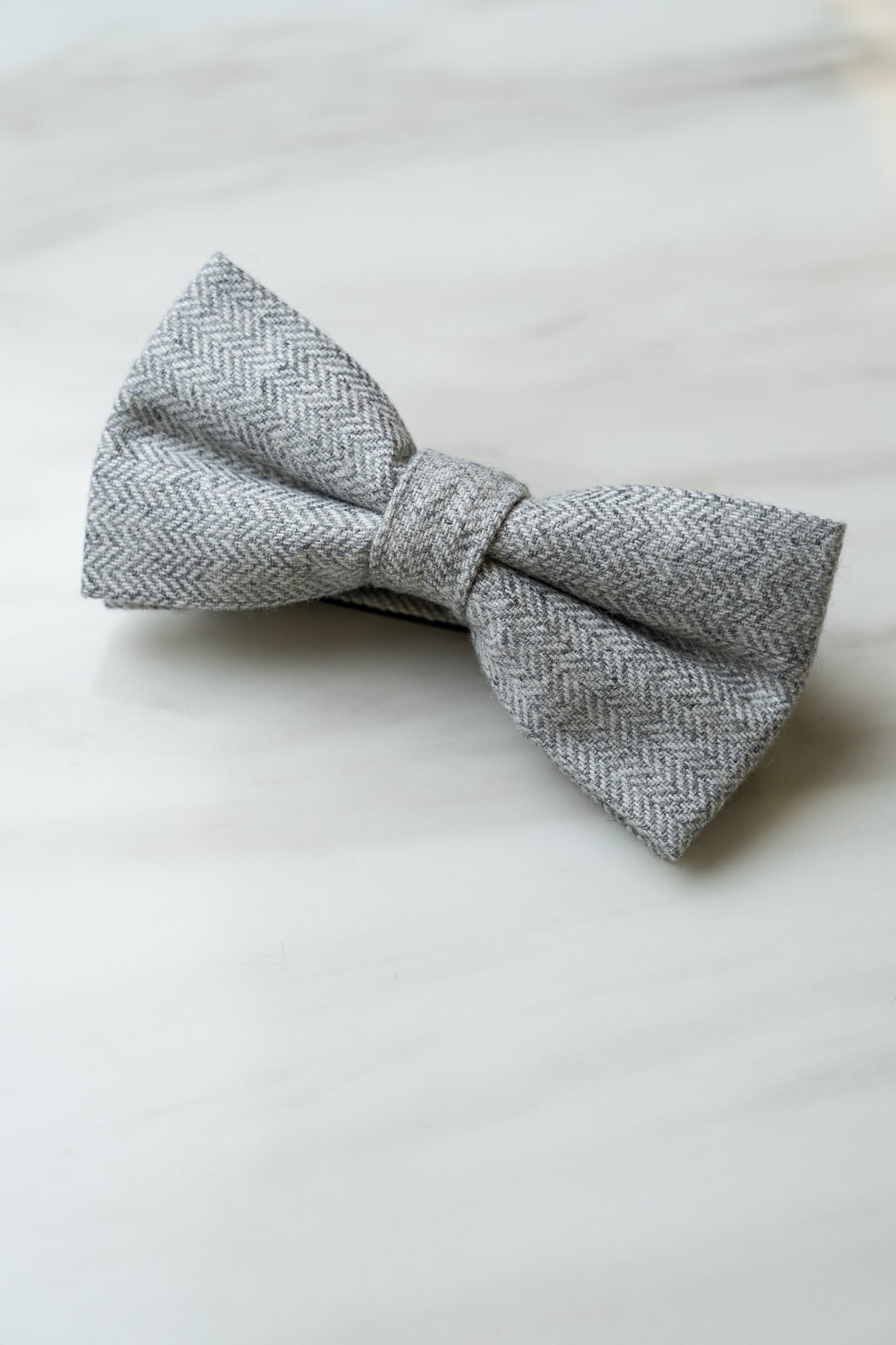 B046GY Light Grey Herringbone Bow Tie
