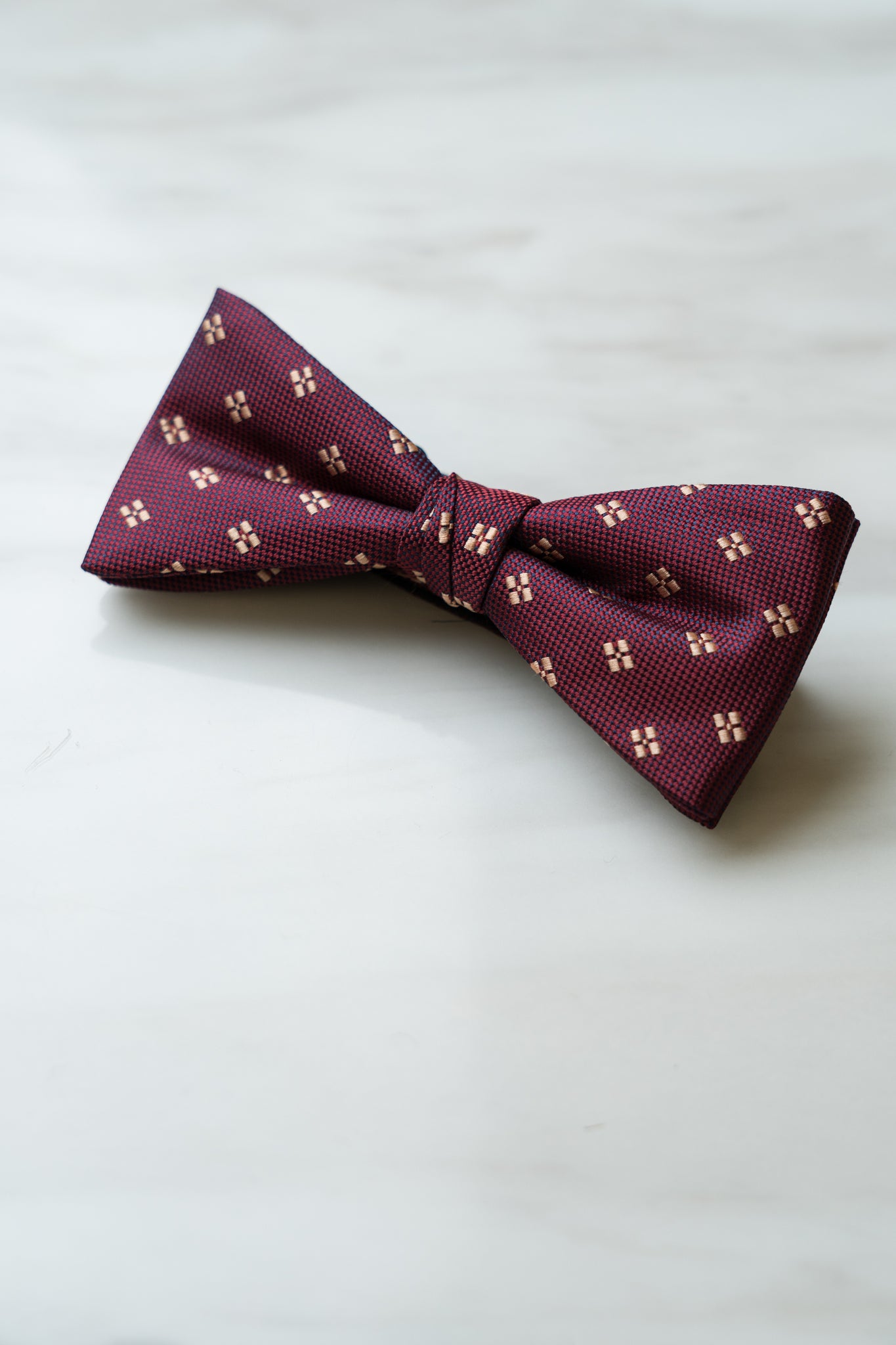 B067RD Red Dots Bow Tie