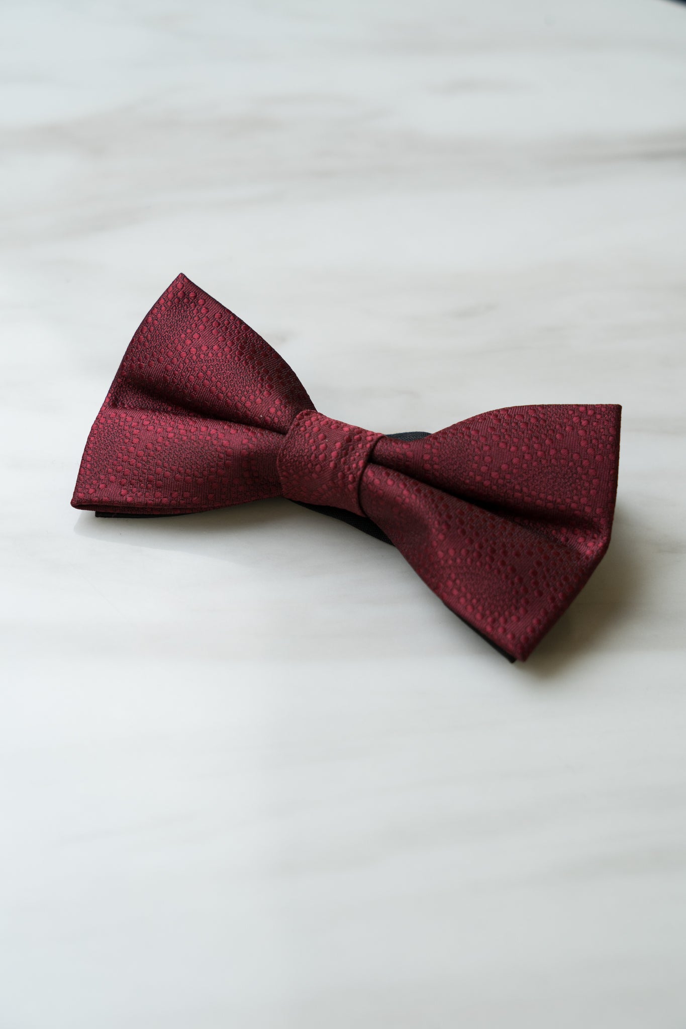 B074RD Red Paisley Bow tie