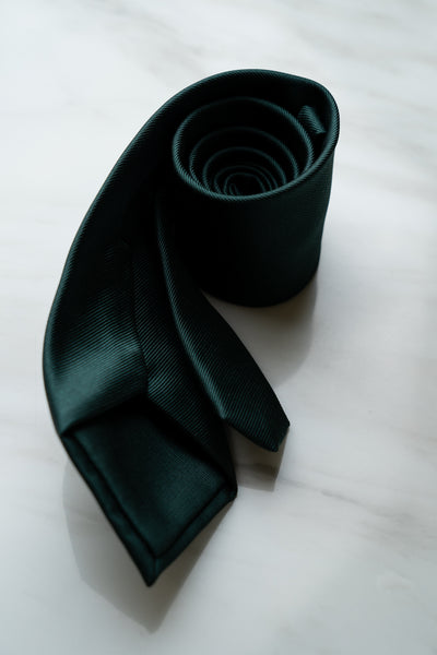 AT137GN Solid Color Tie in Dark Green