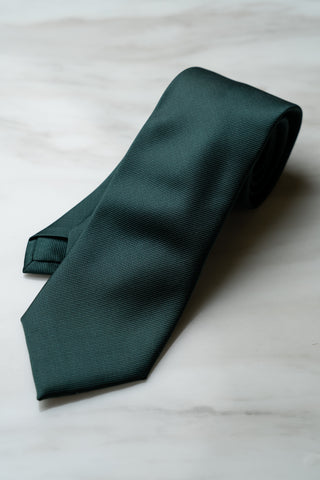 AT137GN Solid Color Tie in Dark Green