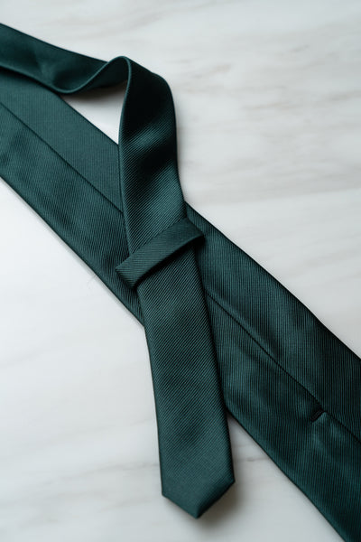 AT137GN Solid Color Tie in Dark Green